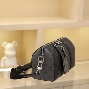 Alternative view of This Keepall XS bag is perfect for women to carry, featuring a unisex design. The black Monogram pattern looks incredibly stylish. Most importantly, the shoulder strap is adjustable. It features Monogram coated canvas with leather trim, a fabric lining, a zipper closure, and a removable, adjustable shoulder strap!! Dimensions: 27 x 17 x 13 cm.